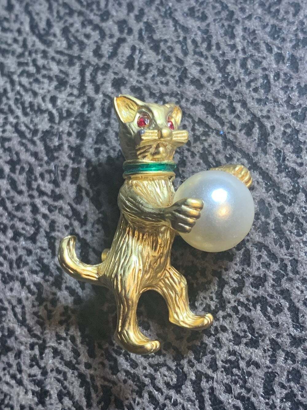 Cat standing with faux pearl ball brooch  gold toned
